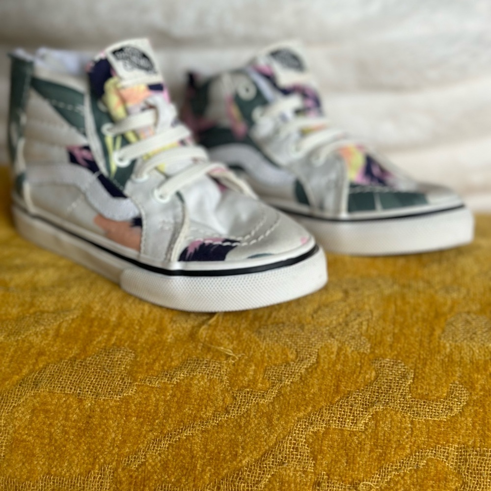 Toddler Girls Off-White/Multicolor Vans!
